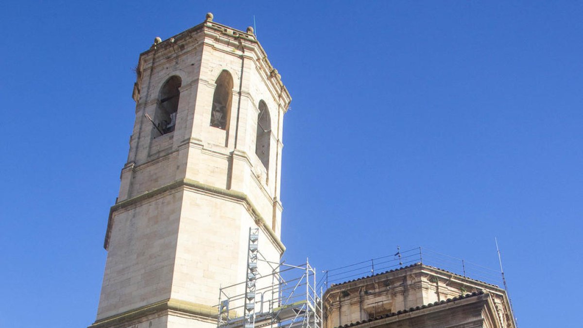 La instalación del andamio en el templo dio inicio este martes.
