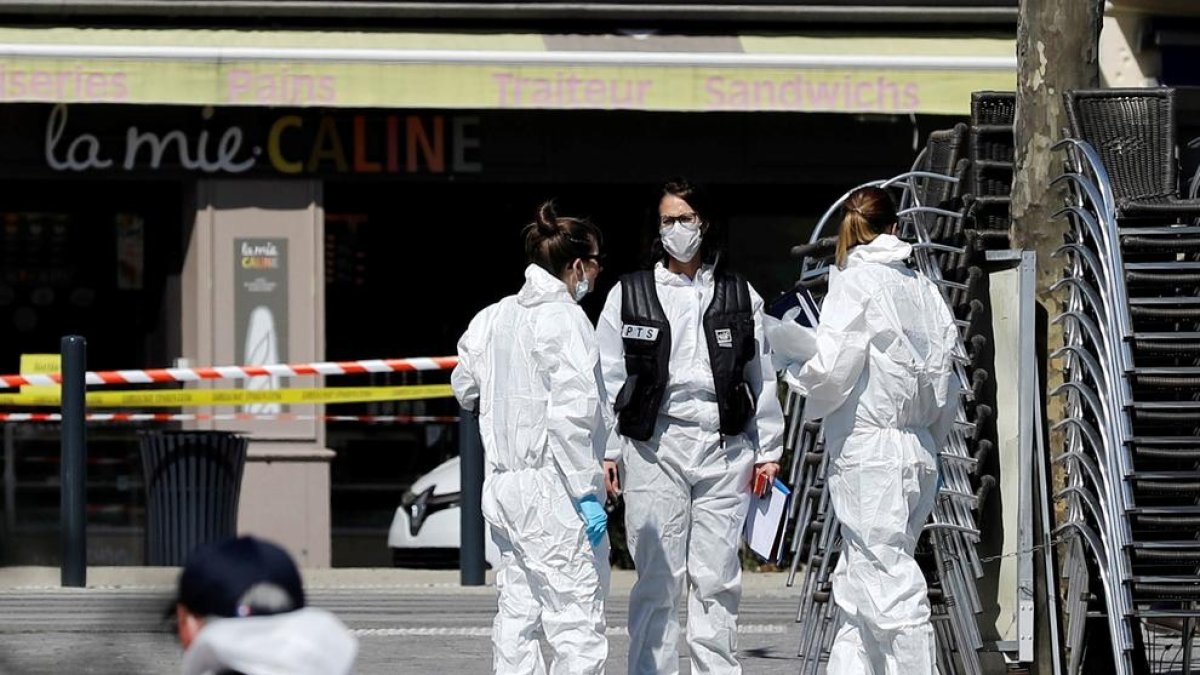 Agentes de la policía científica en el lugar del ataque.