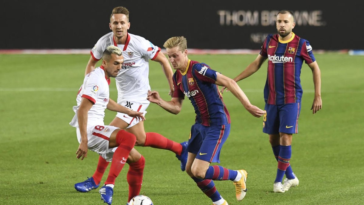 Frenkie de Jong disputa una pilota amb un rival sevillista.