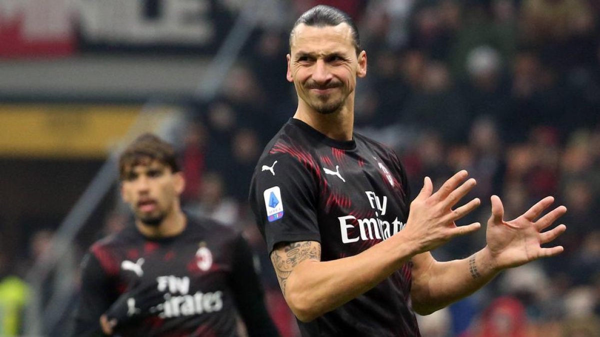Ibrahimovic es lamenta ahir durant el partit amb el Milan.