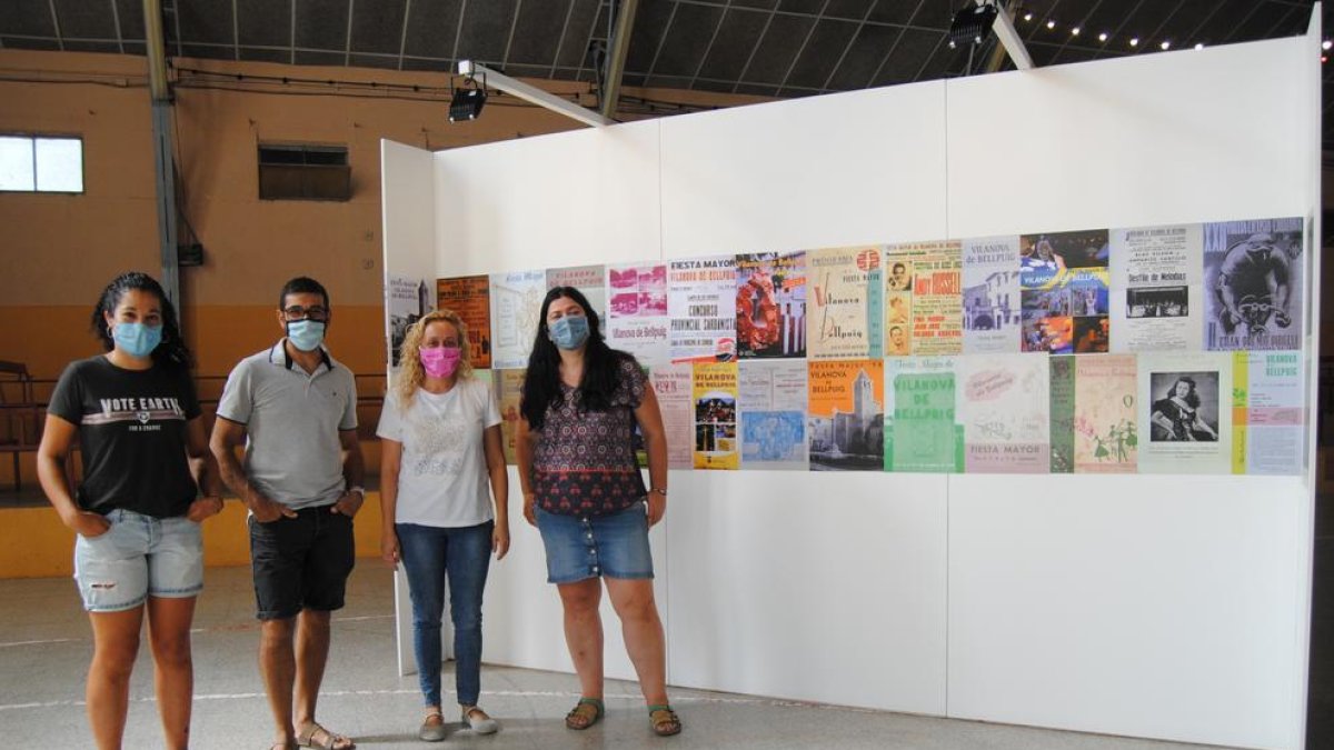 Àngels Carulla, Albert Font, Roser Miarnau y Dolors Pascual, ante la exposición de carteles de las fiestas.