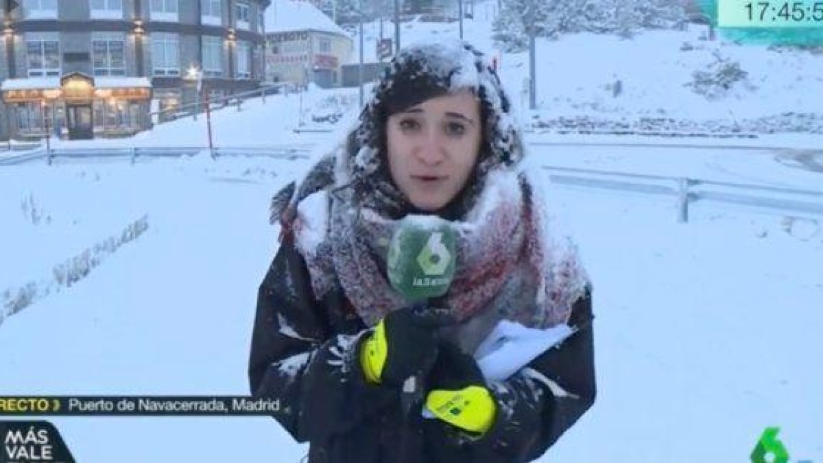 Una reportera en plena acció.
