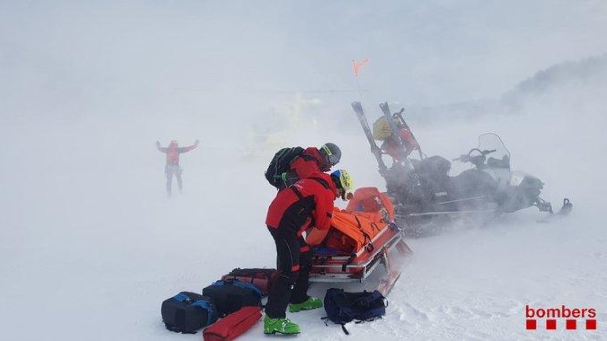 Efectius del GRAE dels Bombers, ahir en el rescat del pister accidentat a Port del Comte.
