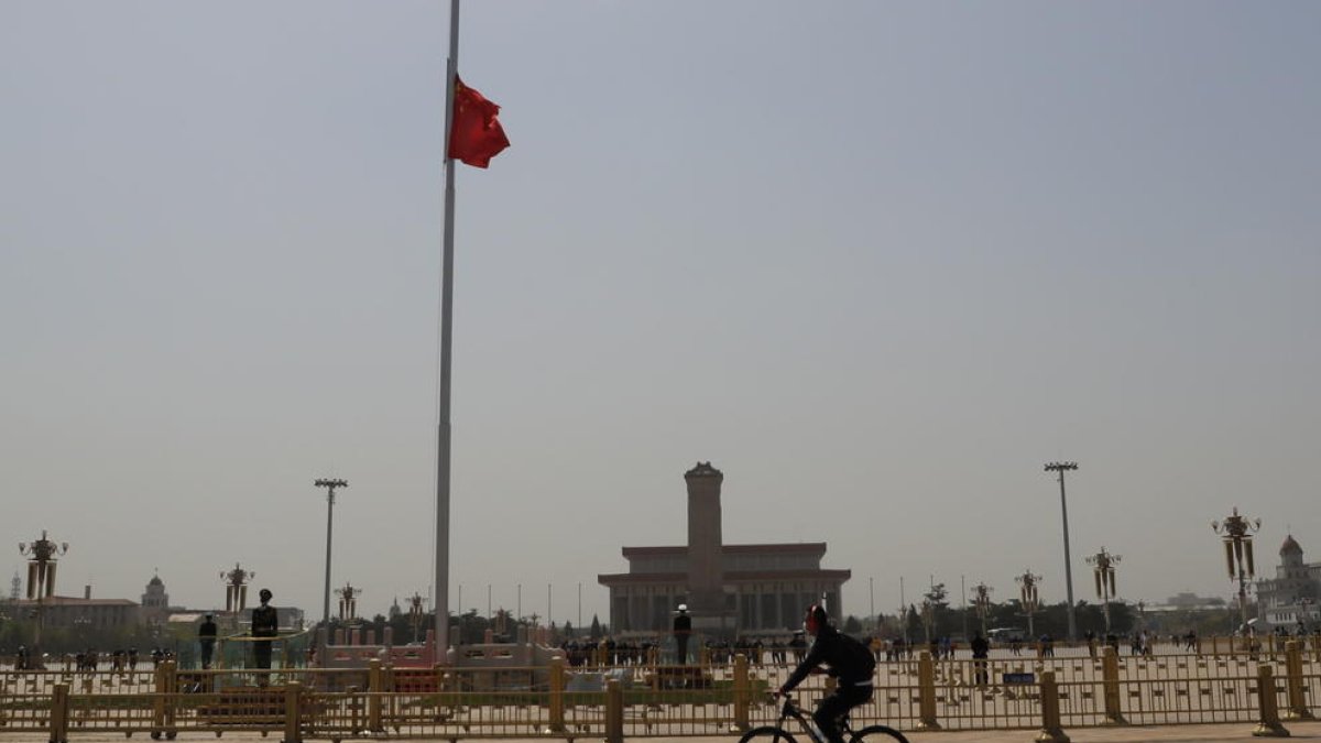 Las calles de China se paralizaron ayer durante los tres minutos de silencio que se guardaron en memoria de las víctimas de la pandemia.