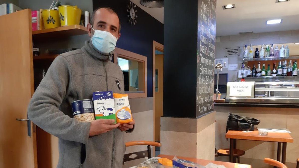 Pérez mostra un dels lots d’aliments que té preparats.