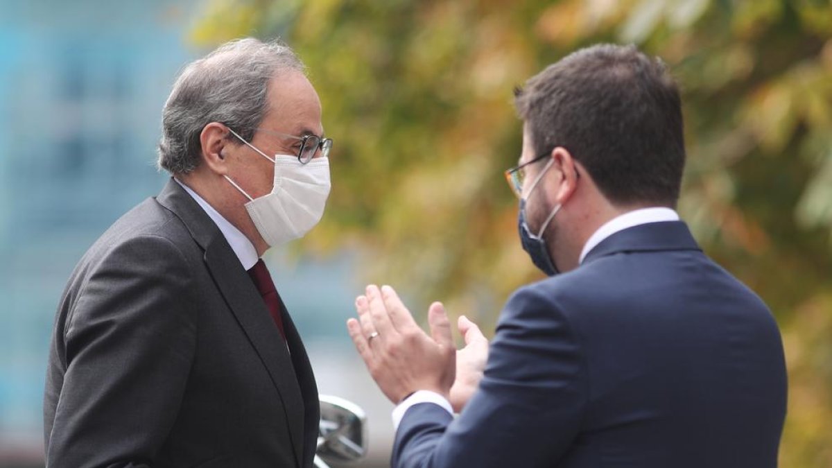 Aragonès aplaudeix Torra a l’arribar el president al Tribunal Suprem el passat 17 de setembre.