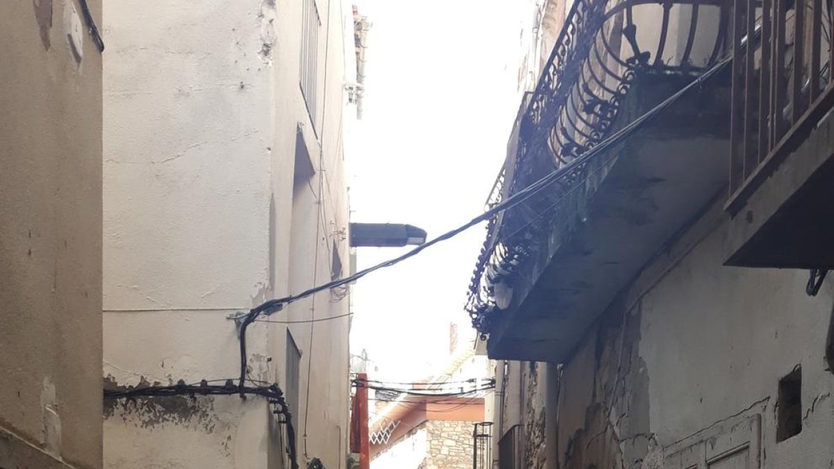 El carrer del Forn, precintat per les cases en ruïnes.