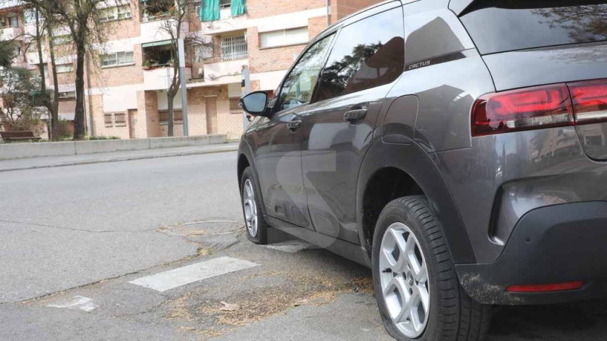 La grua retirava el matí d'ahir un dels vehicles que van aparèixer amb les rodes punxades.