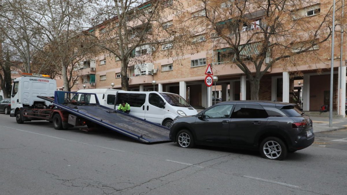 La grua retirava el matí d’ahir un dels vehicles que van aparèixer amb les rodes punxades.