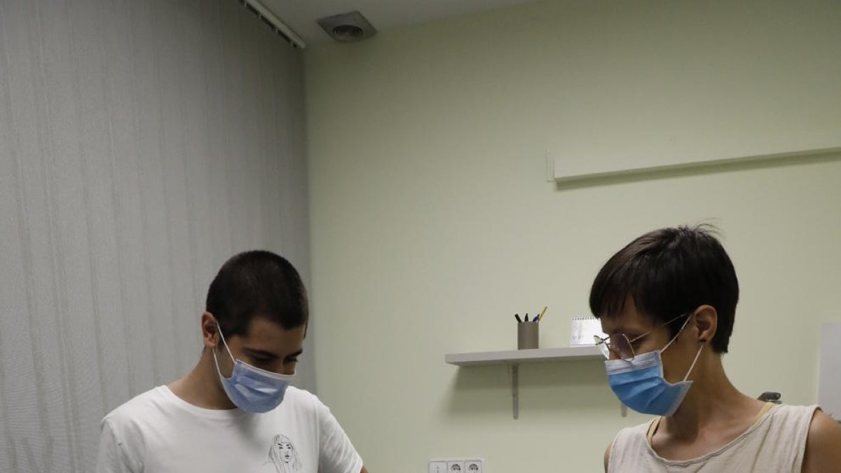 Guantes, mascarilla y pantalla facial para las esteticistas.