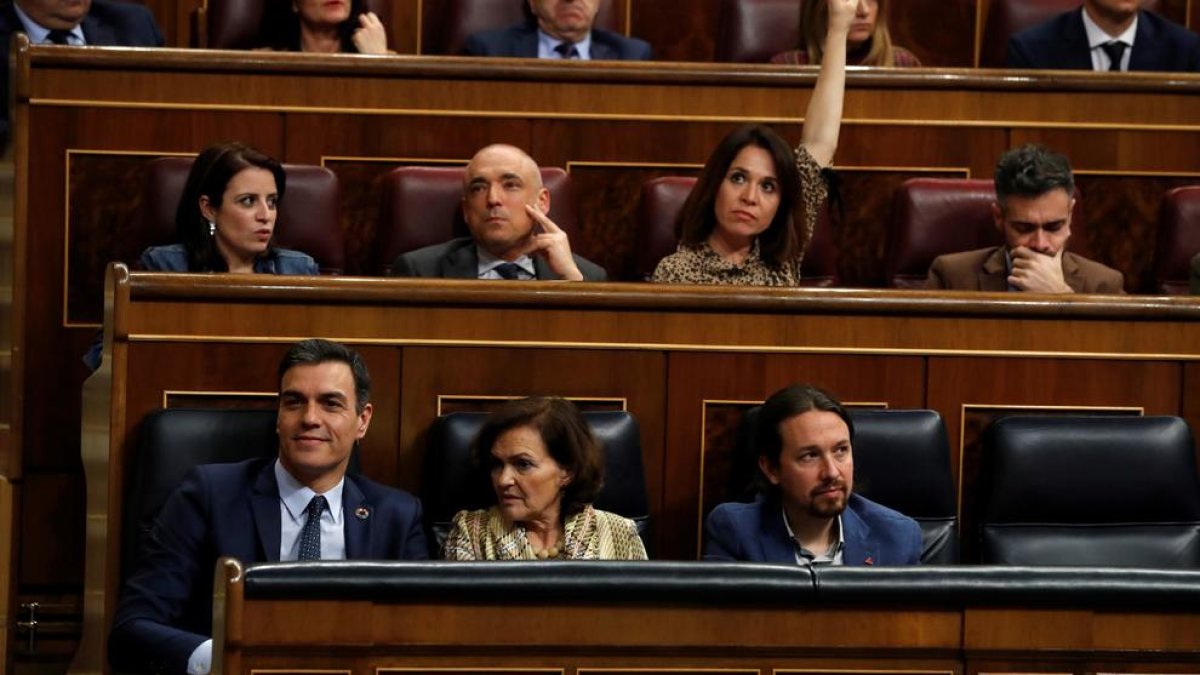 El president Pedro Sánchez, al costat dels vicepresidents Carmen Calvo i Pablo Iglesias durant el ple.
