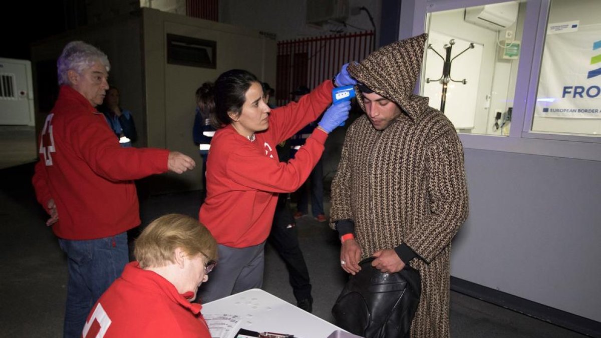 La creu roja comprova l’estat de salut d’un dels homes arribats a Granada.