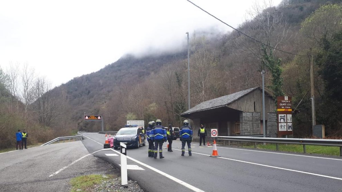 Control policial en la frontera de la Val d’Aran con Francia el pasado mes de marzo.