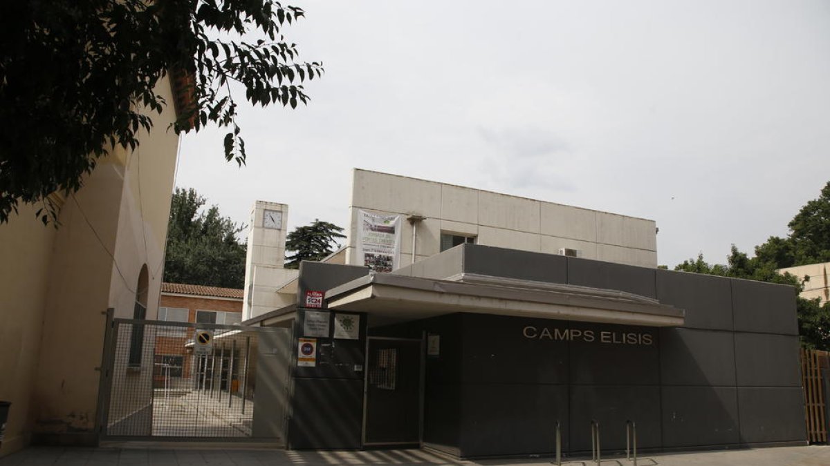 Imatge de l’exterior de la façana del col·legi Camps Elisis.