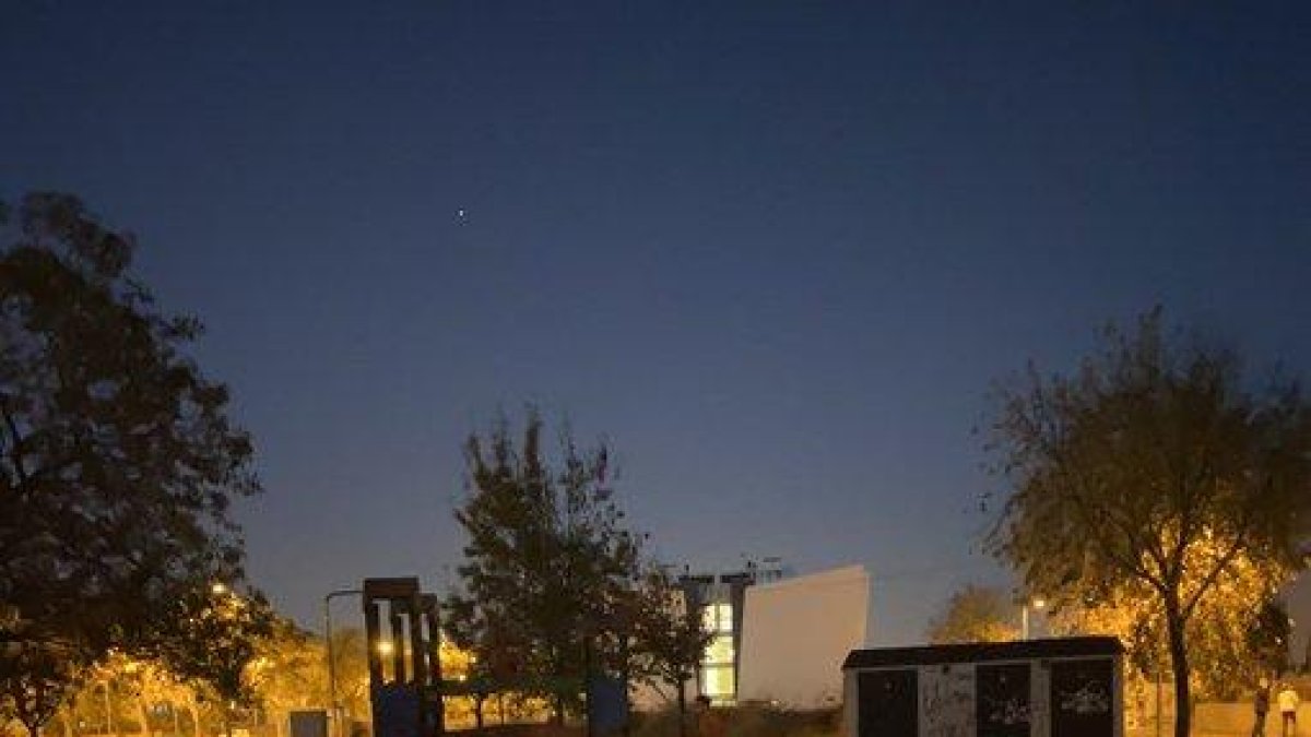 El parc a les fosques es troba al carrer del Murri de Ciutat Jardí.