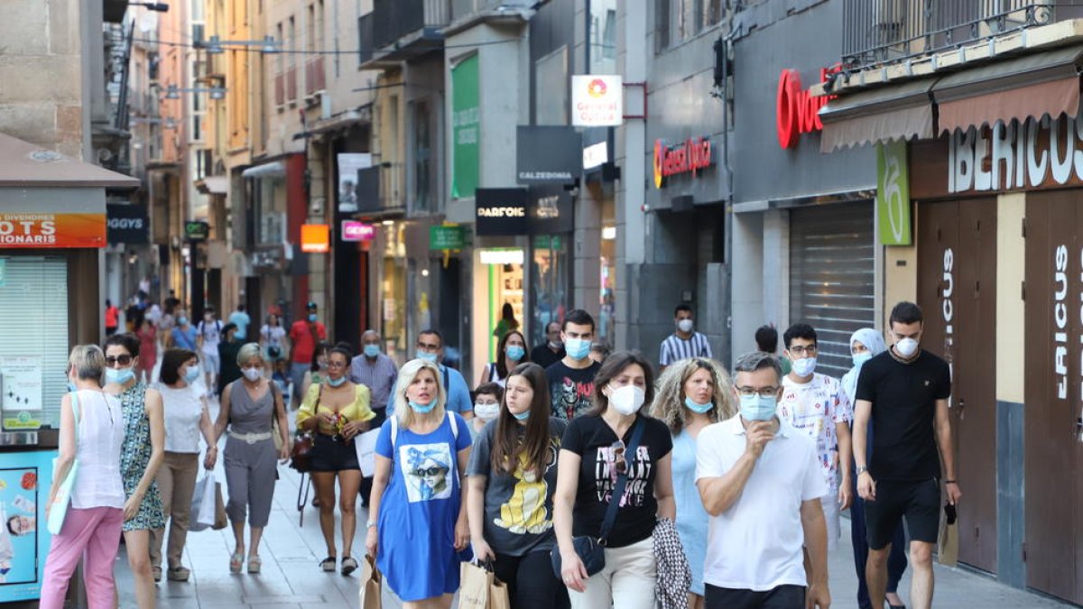 El confinamiento de la comarca provocó que ayer hubiera pocos comercios y clientes en el Eix.