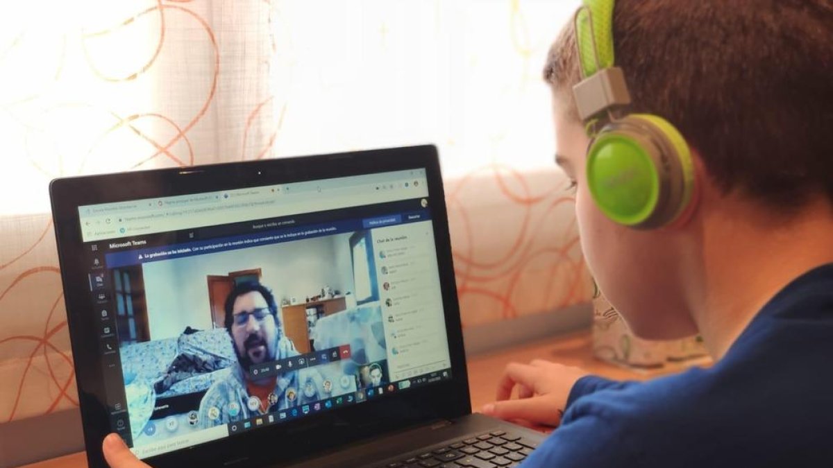 Els alumnes es comuniquen ara amb els docents de manera telemàtica.