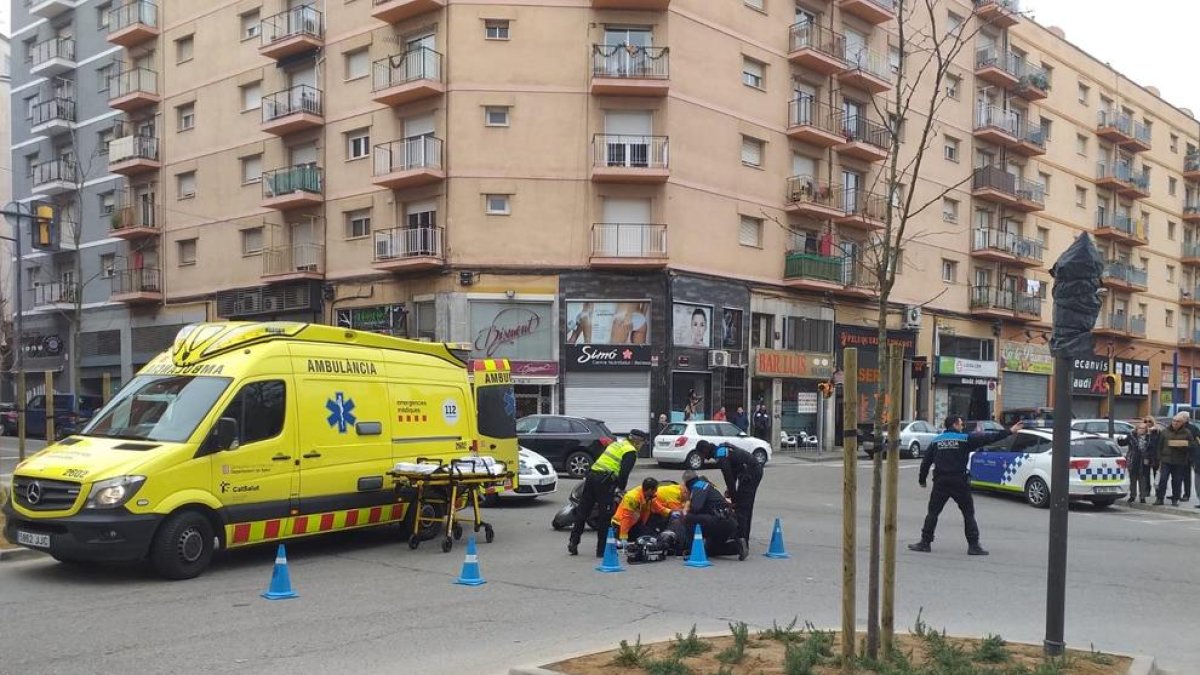 Els sanitaris atenent el motorista ferit, que va ser evacuat a l'Arnau de Vilanova.