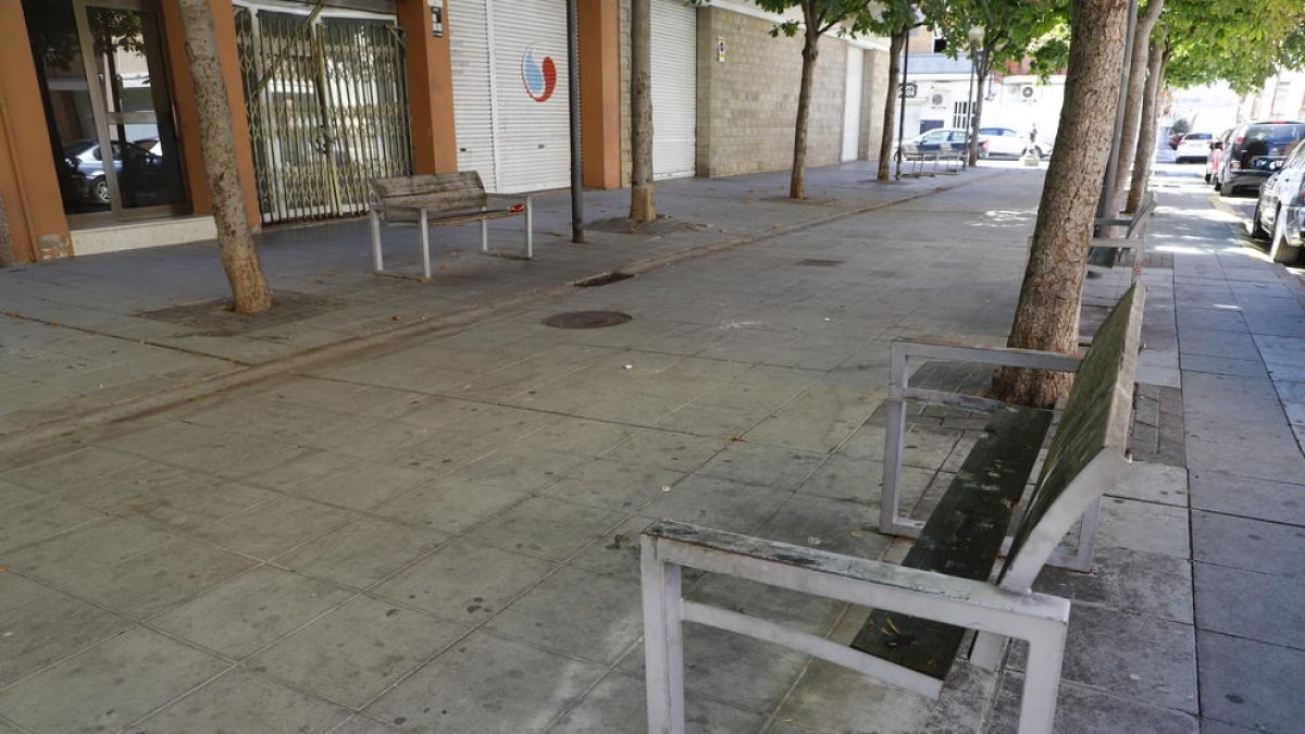 El pèssim estat en el qual es troben els bancs del carrer Àger.