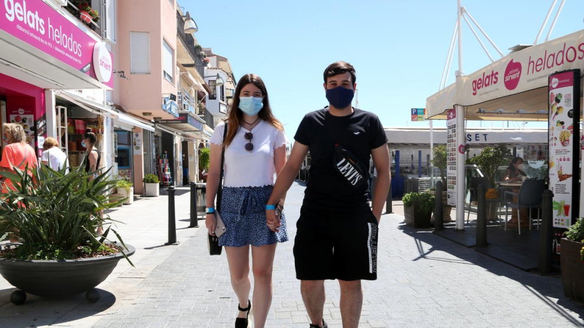 Maria y Oriol  -  Maria Echevarria y Oriol Nadal, de Lleida y Alcarràs, pasaron el fin de semana en Cambrils, preveían volver ayer a casa porque “con cuatro horas” de margen “es muy precipitado”.