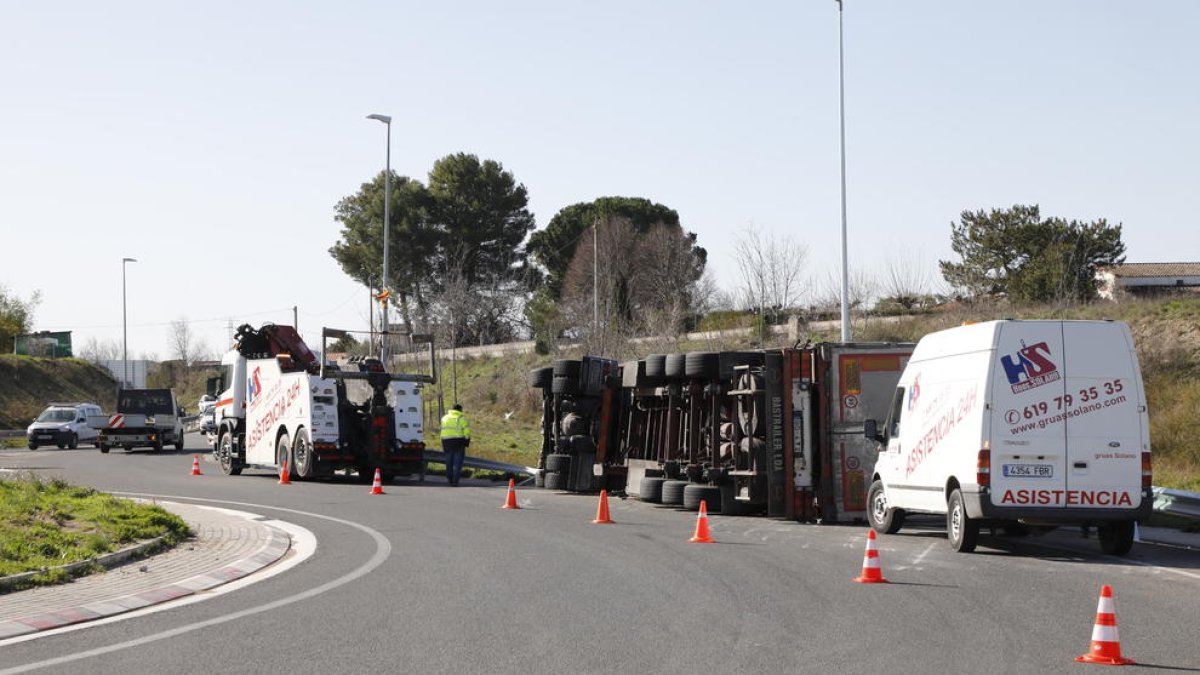 Ileso un conductor tras volcar su camión en Vilanova de la Barca