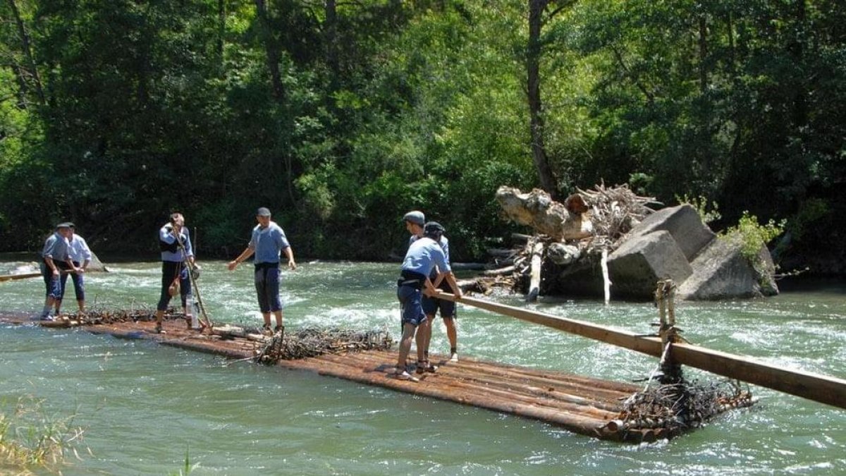 Los ‘raiers’ bajando ayer el río Noguera Pallaresa, una tradición que revive este antiguo oficio.