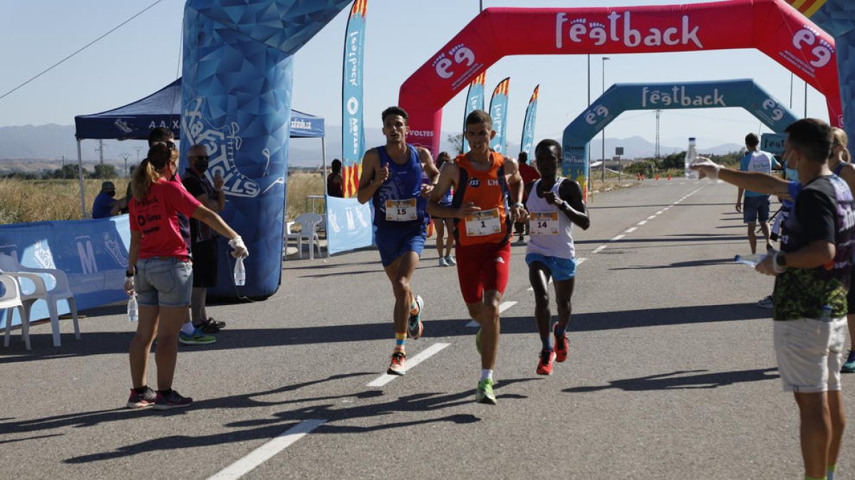 Tres atletas durante la Deucalión de Térmens, la primera carrera postconfinamiento en Ponent.