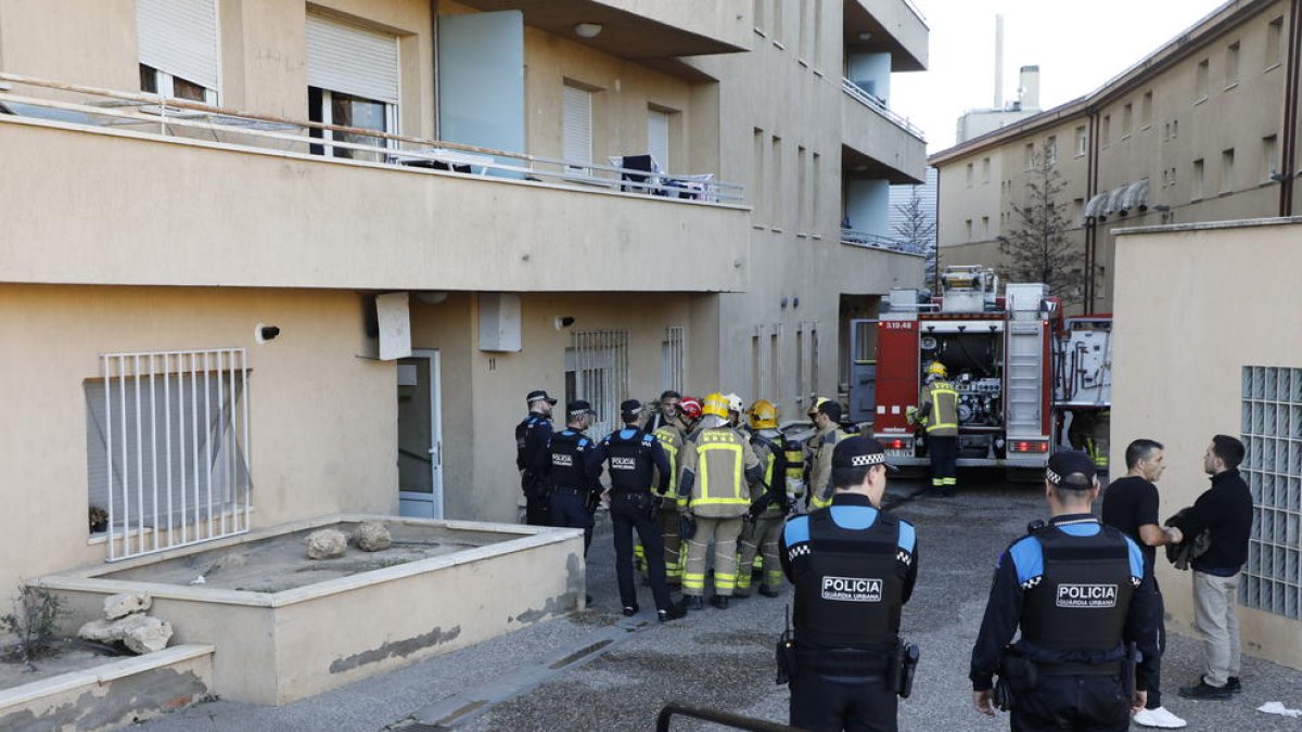 Bombers i Guàrdia Urbana durant el servei.