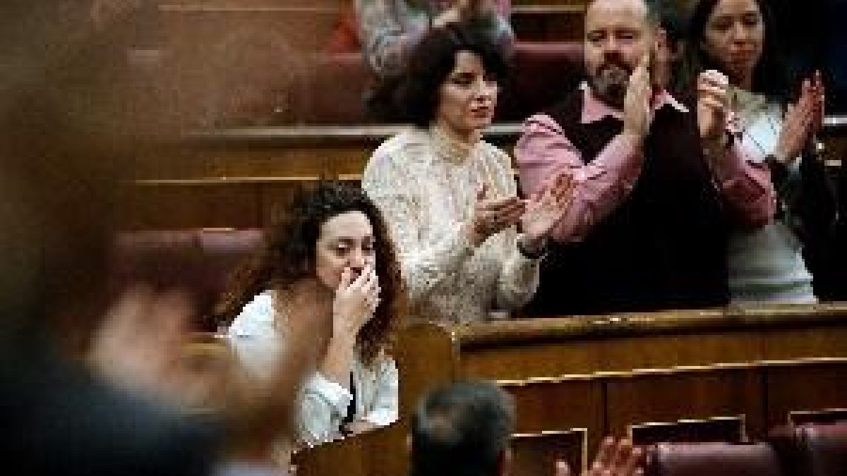 Emotiu aplaudiment a la diputada que ha acudit a votar malgrat estar malalta