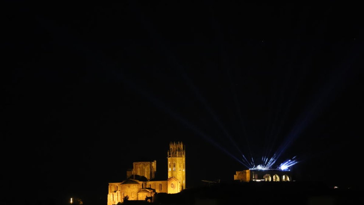 La Seu Vella va ocultar l’espectacle lluminós, emmarcat dins del programa Fase Cultura.