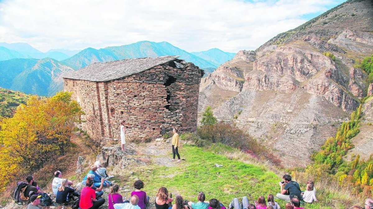 Imagen de archivo de un espectáculo de danza en el Aplec Saó, organizado por el Centre d'Art i Natura de Farrera.
