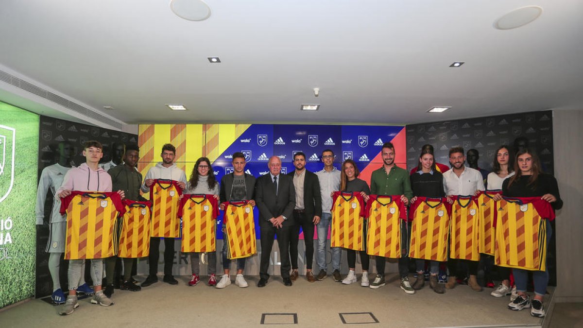 L’FCF va presentar ahir la samarreta que Catalunya estrenarà el dia 30 al Camp d’Esports.
