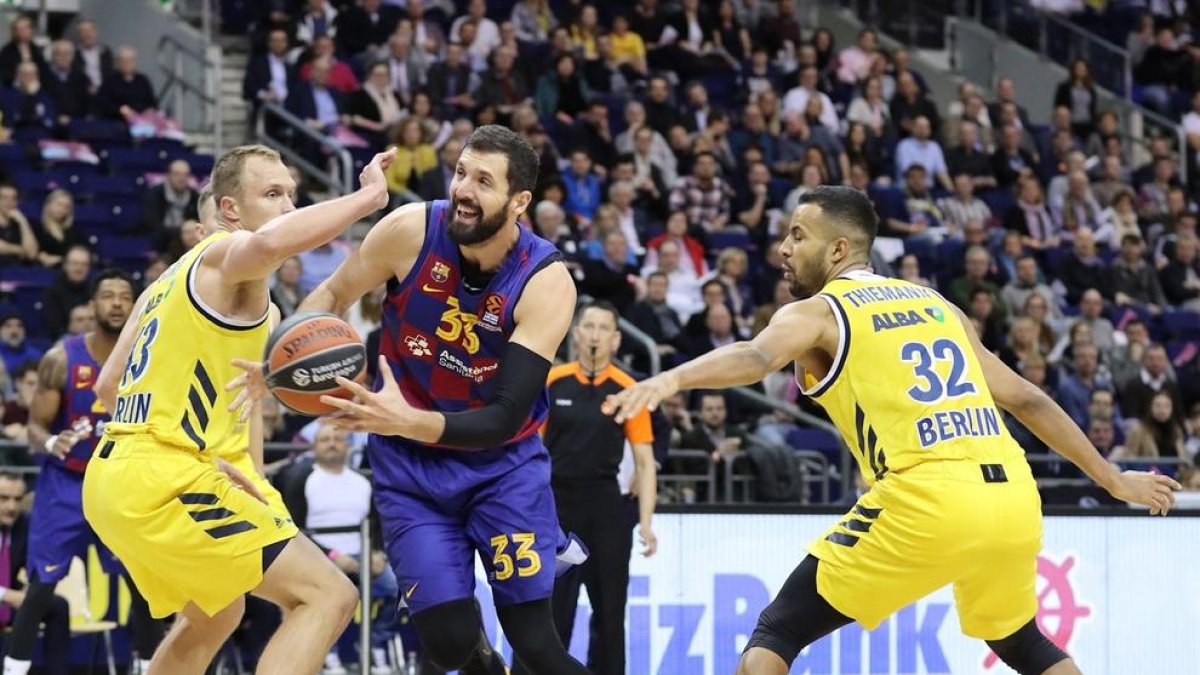 Mirotic intenta una entrada entre Sikma y Thiemann.