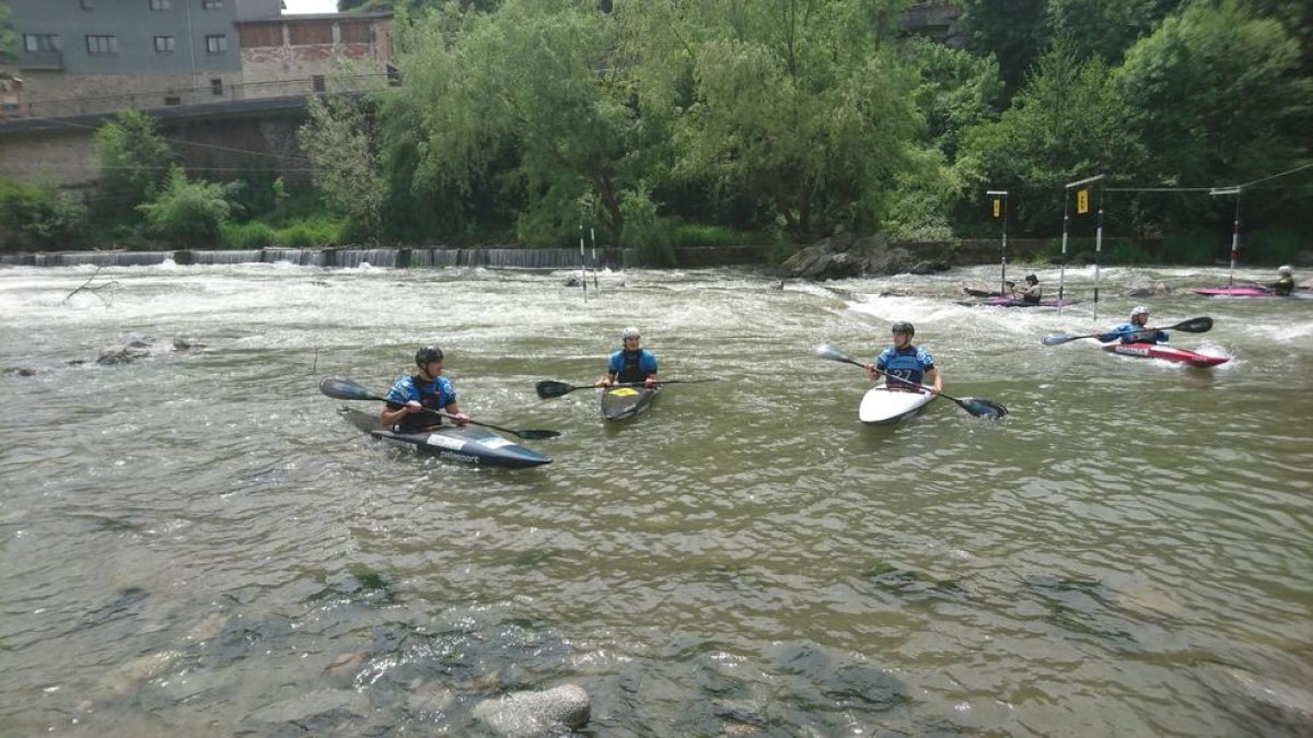 Adrià Moyano, Pau Etchaniz, Miquel Travé y Maialen Chourraut, ayer entrenándose en el Arfa, muy cerca del Parc del Segre.