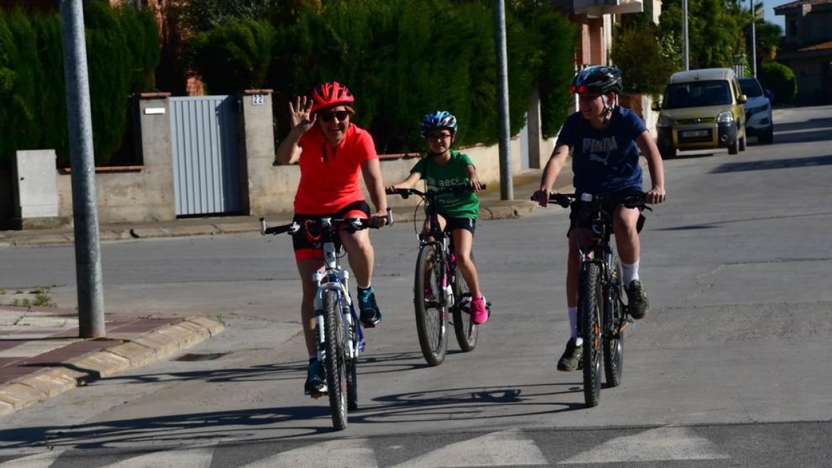 Vecinos de Linyola, en bicicleta el fin de semana.