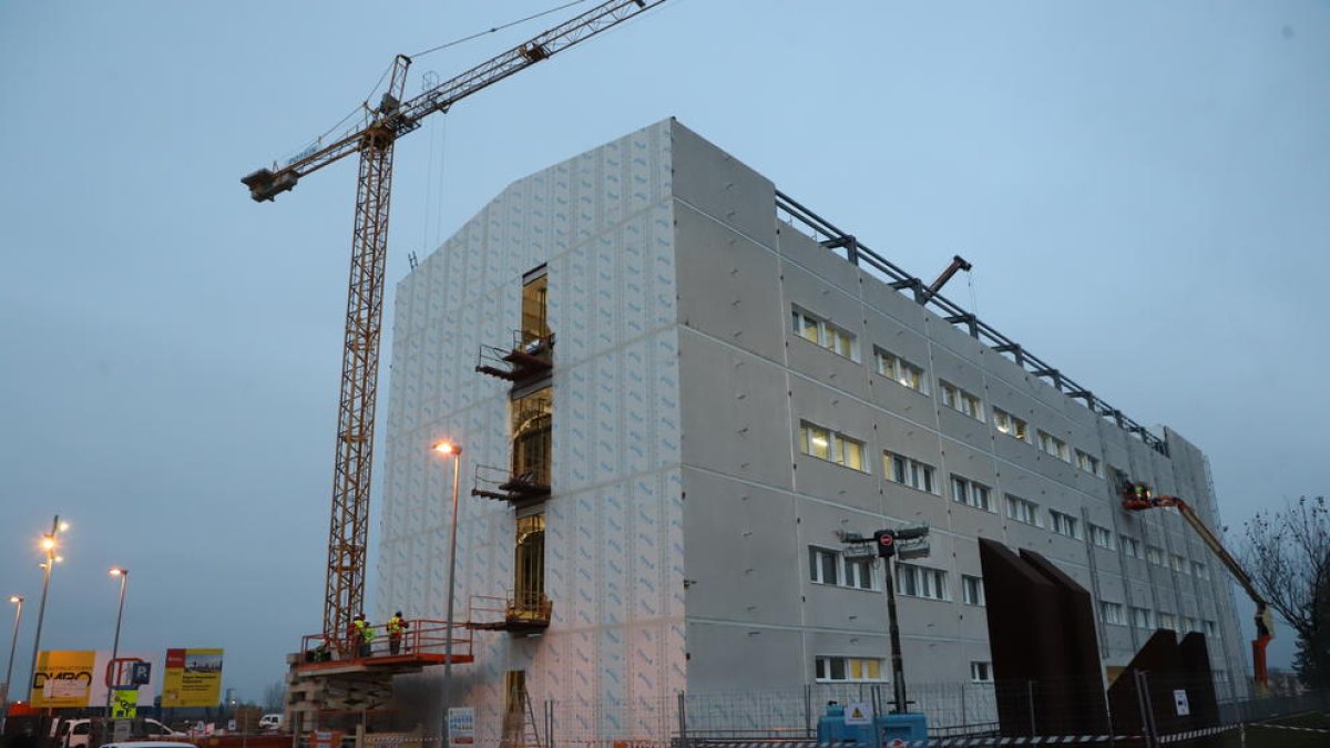 Salud está construyendo un hospital anexo al Arnau para poder ofrecer una mejor atención.