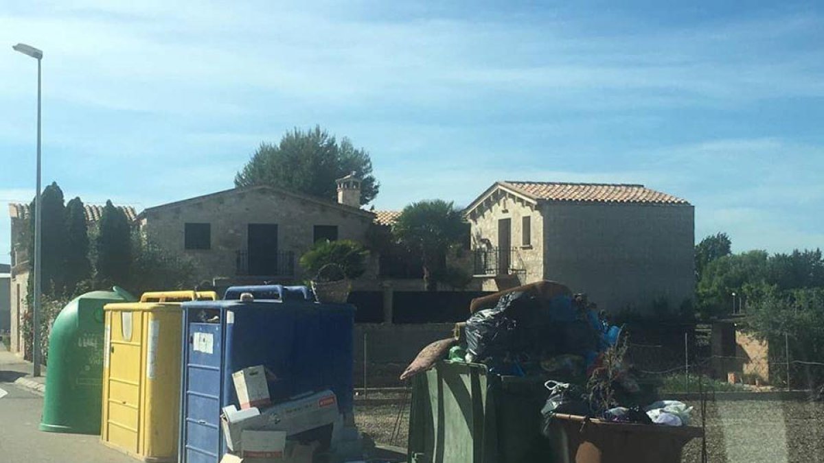 Targetes per a les escombraries - A partir del setembre, els veïns del Palau, Sidamon i Vilanova de Bellpuig utilitzaran una targeta per poder tirar les escombraries als contenidors de la fracció orgànica i rebuig. A la imatge, contenidors de Vi ...