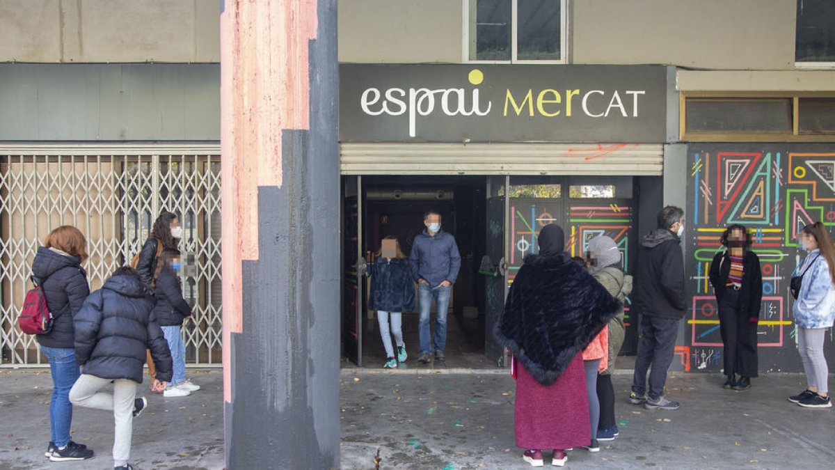 Pruebas a alumnos en Tàrrega - Salud hizo ayer pruebas PCR a los alumnos confinados de las escuelas Maria Mercè Marçal y Ondara en el Espai MerCAT, con el fin de agilizar el proceso.