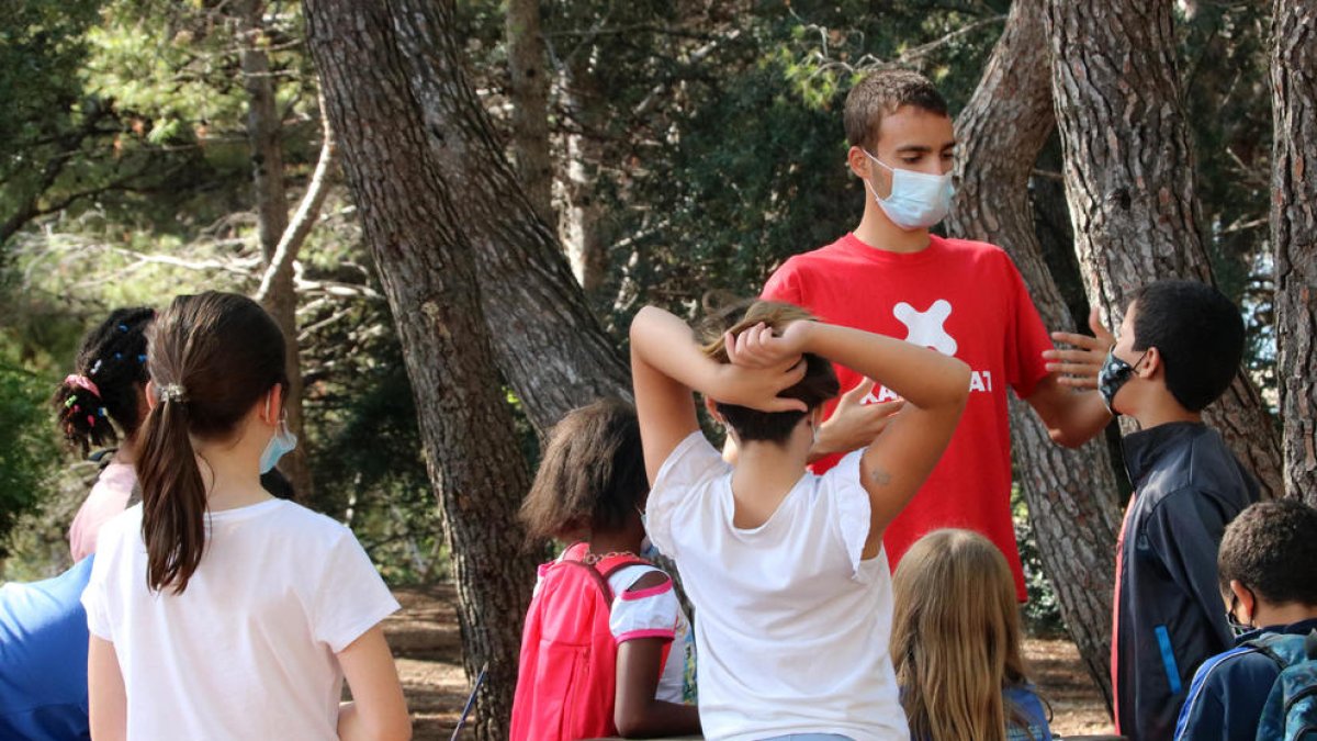 Un monitor de ocio haciendo una actividad con niños.