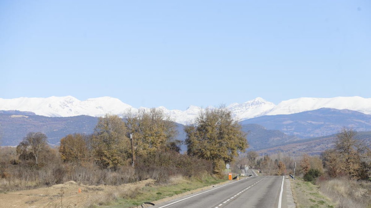 Imagen de una carretera del Sobirà vacía de coches ayer por la mañana.