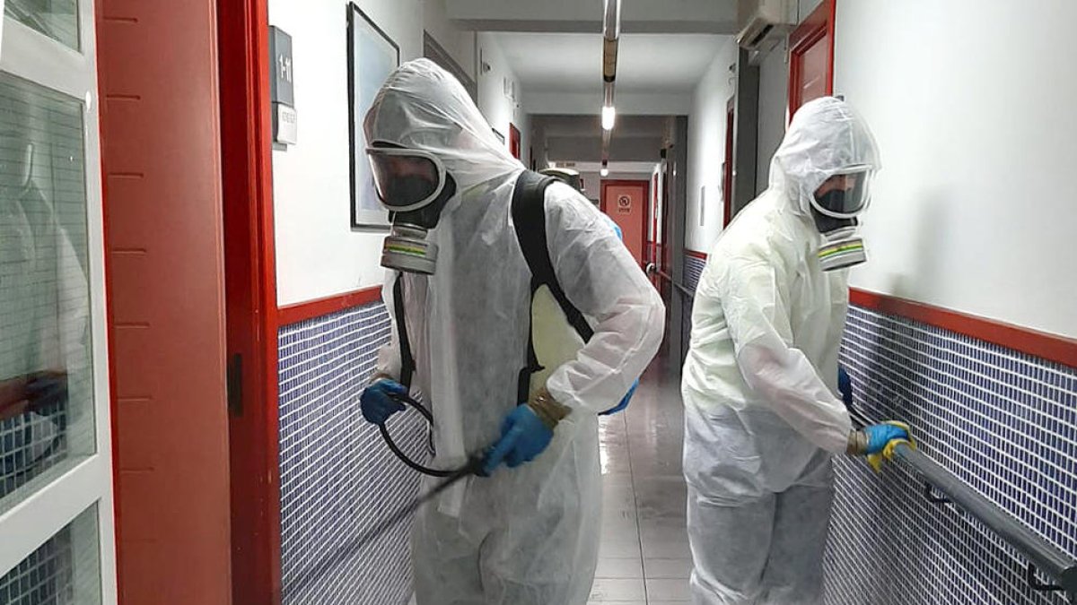 Neteja a mà d’una barana a la residència de Balaguer.