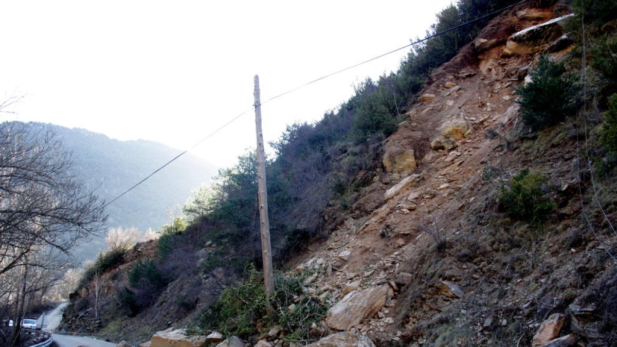 Las rocas que han caído en la calzada en la carretera local que va desde la N-145 a varios núcleos del municipio de les Valls de Valira.