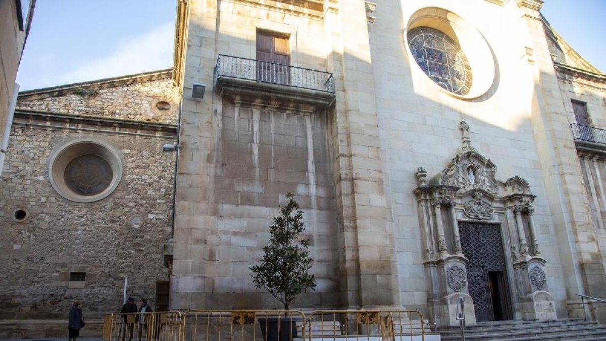 Vallada parte de la fachada de la iglesia de Tàrrega por el viento