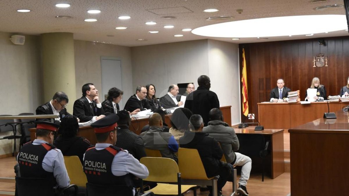 Los acusados de asaltar traficantes, este miércoles en la Audiencia de Lleida.