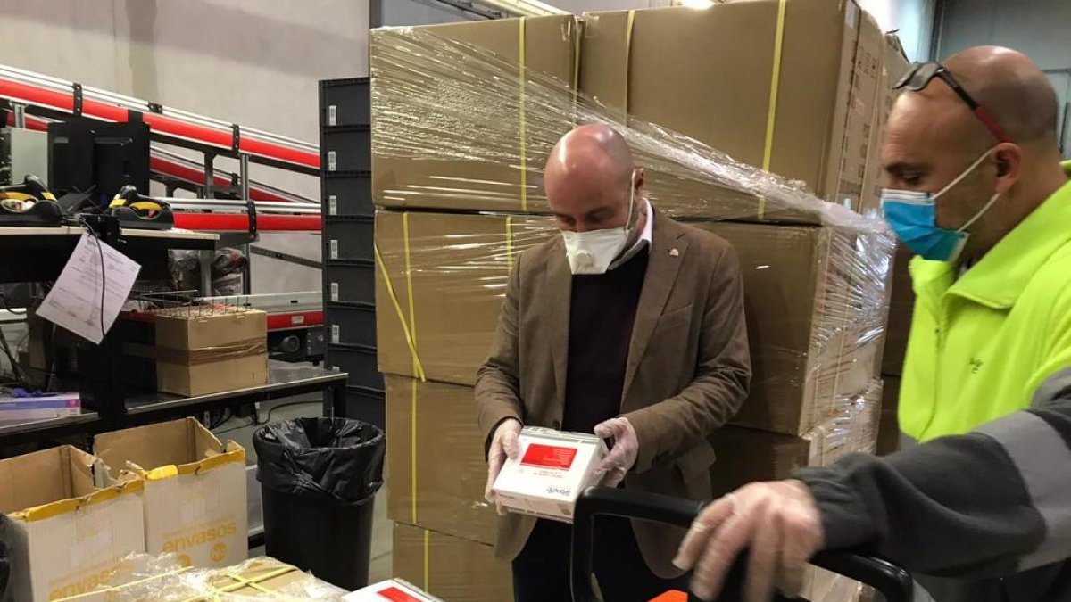 El material sanitari va arribar al centre logístic del CatSalut a Sant Sadurní.
