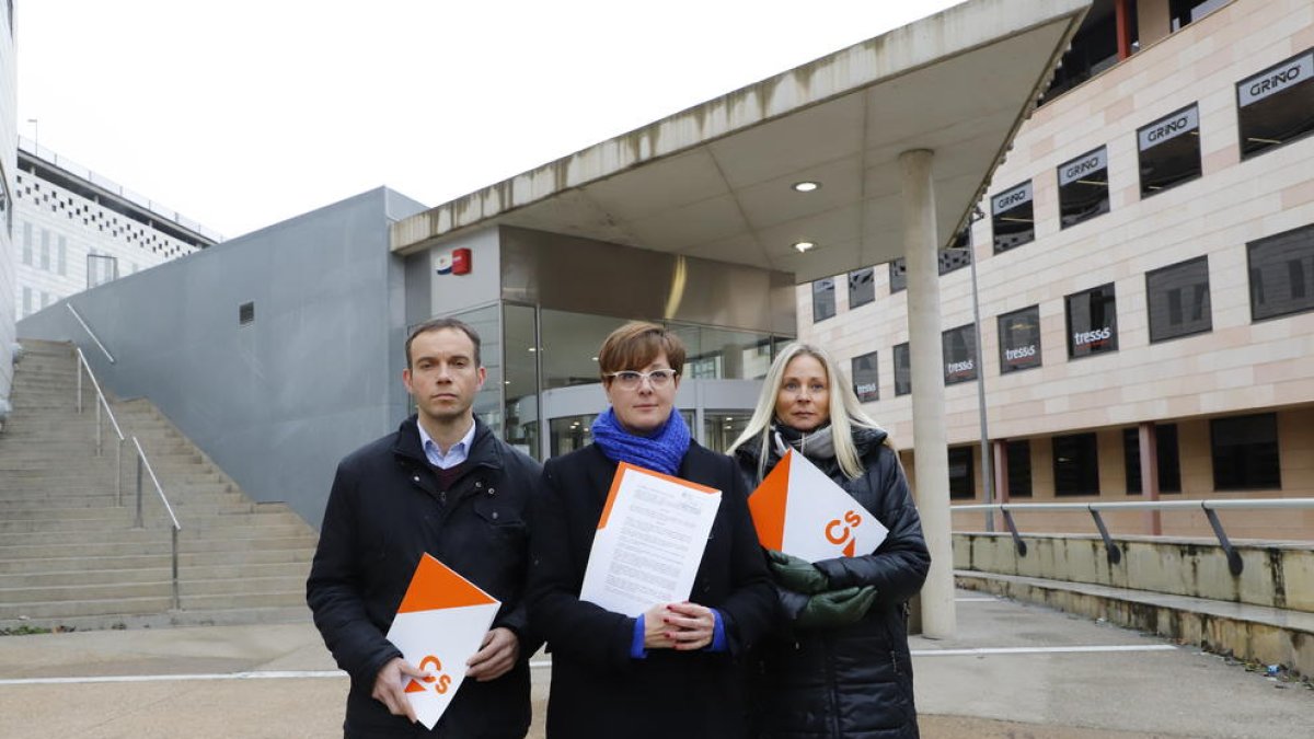 El grupo municipal de Cs, ante los juzgados. A la derecha, la acción de la ‘Brigada Bagenca’.