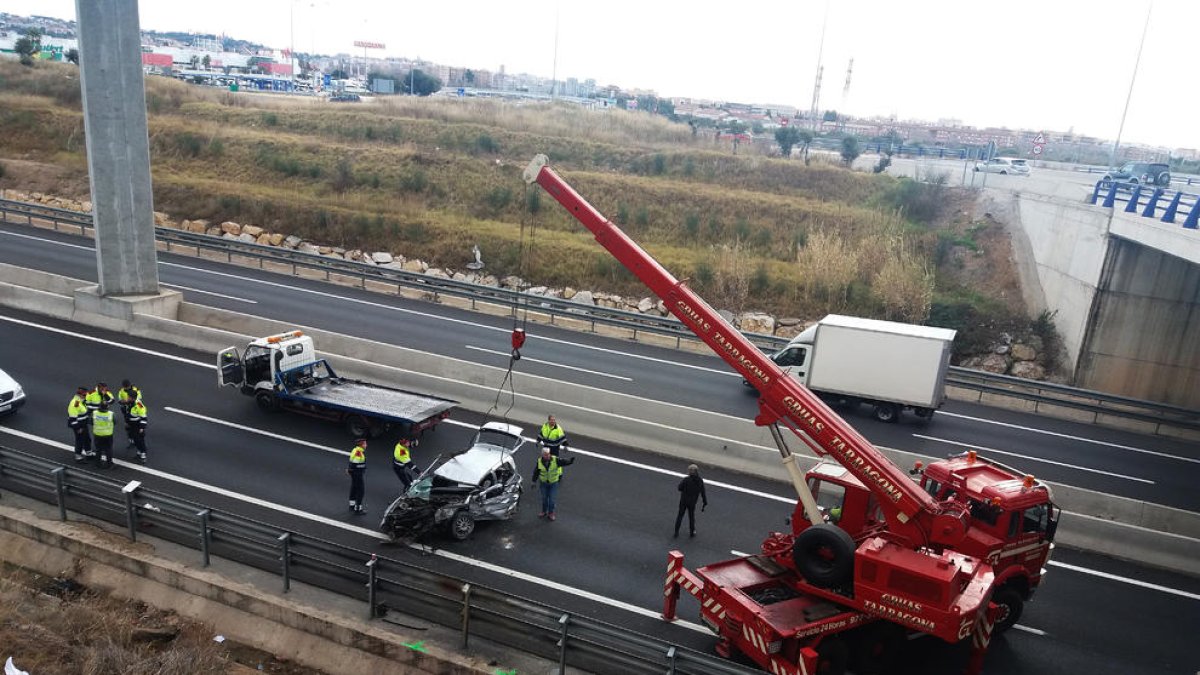 El coche chocó contra la rotonda de Les Gavarres en la T-11 y se precipitó sobre la autovía A-7.