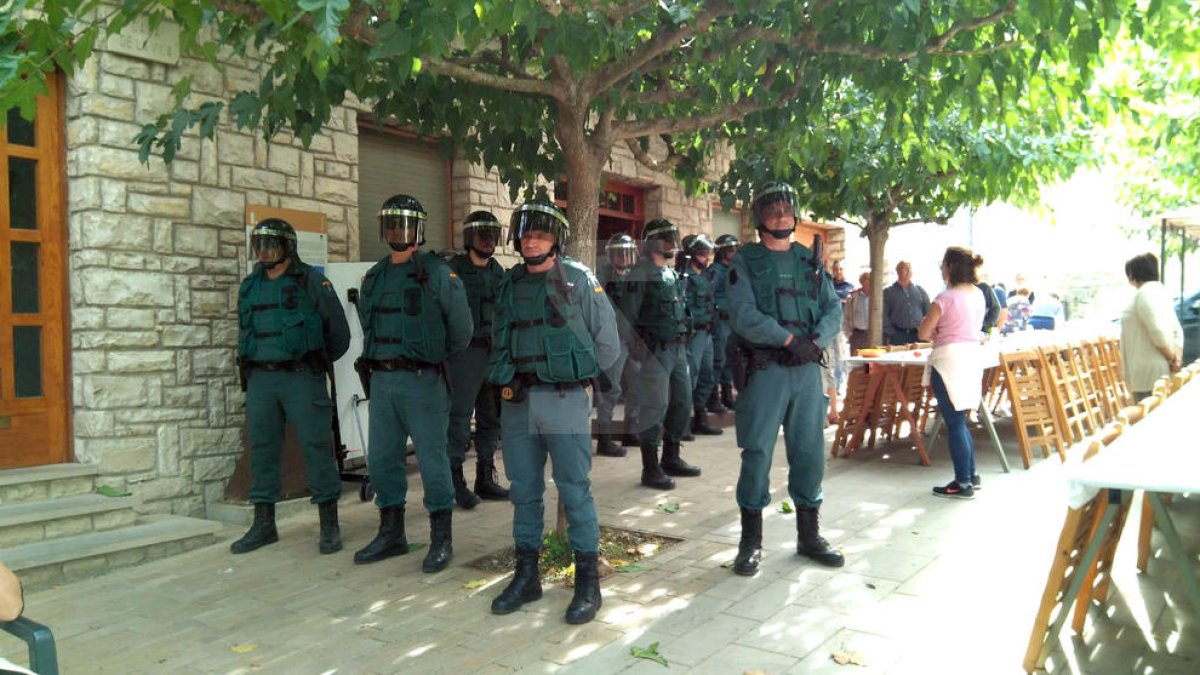 La Guardia Civil, en un punto de votación del referéndum del 1-O en Ivorra, en la Segarra.