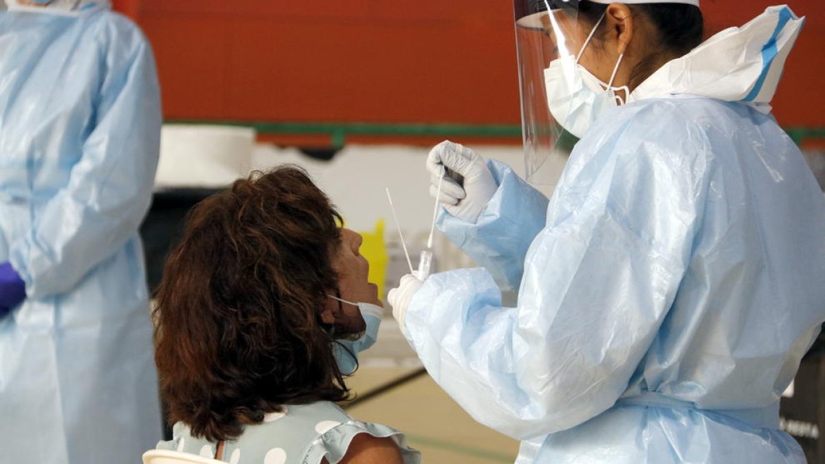 Una vecina de Mollerussa vinculada a la docencia se hace el PCR el pasado 8 de septiembre.