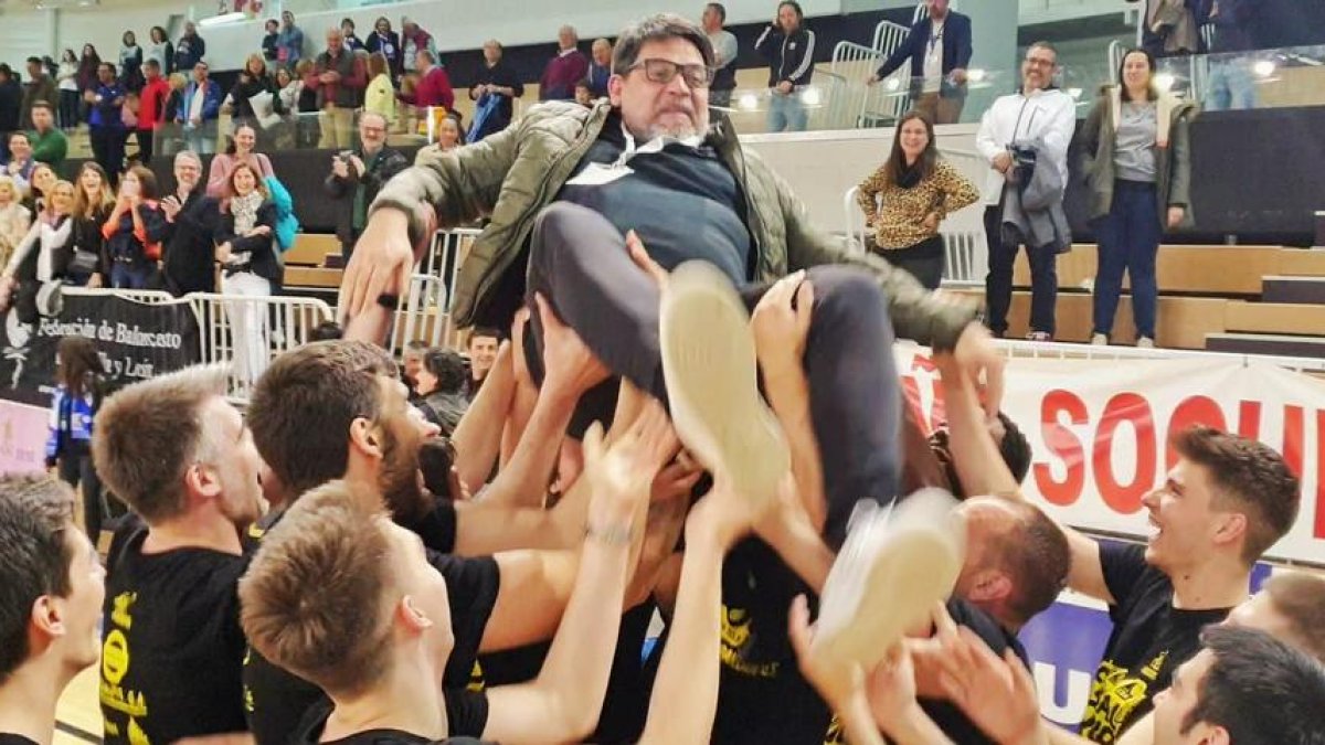 Jordi Mauri, manteado por la plantilla el día que el Pardinyes ascendió a la LEB Plata.